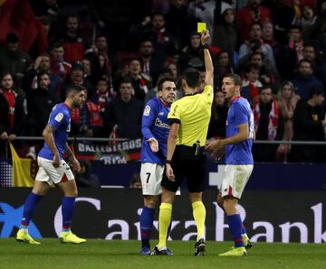 Tarjeta amarilla a Beñat por derribar a Vitolo cuando se escapaba desde la banda.