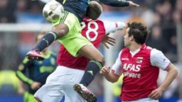 Danny Hoessen salta ante dos jugadores del AZ Alkmaar.