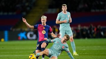 Acción del partido de LaLiga EA Sports entre Barcelona y Atlético de Madrid.