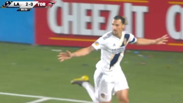 Ibra hace un doblete el día que los Galaxy le hacen esta pifia en la serigrafía de la camiseta