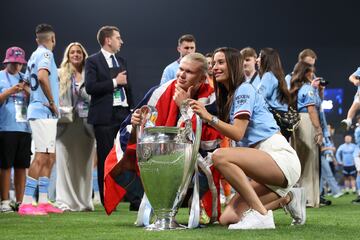 El delantero noruego del Manchester City celebró la victoria en la final de la Champions League 2023 sobre el césped del Estadio Olímpico Atatürk junto a su pareja sentimental Isabel Haugseng.