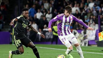 Soccer Football - LaLiga - Real Valladolid v Real Madrid - Estadio Jose Zorrilla, Valladolid, Spain - December 30, 2022  Real Valladolid's Ivan Fresneda in action with Real Madrid's Vinicius Junior REUTERS/Violeta Santos Moura