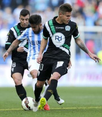 El delantero del Málaga Samuel García Sanchez lucha por el balón con los centrocampistas del Córdoba Borja García y el argentino Bruno Zuculini