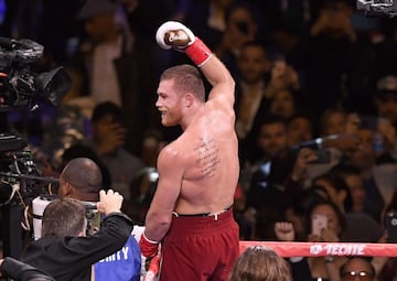 El triunfo del Canelo Álvarez sobre Rocky Fielding en imágenes