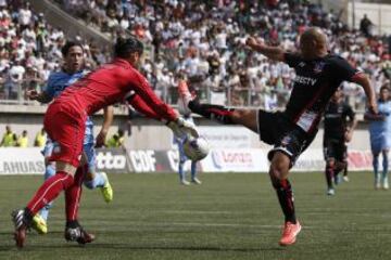 Humberto Suazo disputa la pelota con Rodrigo Naranjo.