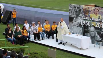 Homenaje a Osvaldo Batocletti en el Estadio Universitario. 