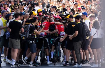 Kevin Vauquelin, ganó su primera etapa en un Tour de Francia gracias al trabajo de su compañero Cristian Rodríguez. Esto dijo el francés al terminar la etapa: “Quiero dar las gracias a mi compañero Cristian Rodríguez, que dio muchísimos relevos para mantener vivo el ritmo de la escapada y controló muy bien atrás cuando yo iba en cabeza en solitario. Fue muy importante”.