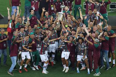 Marcelo celebra la Copa Libertadores con sus compañeros.
