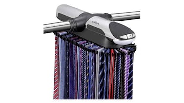 Ordena tus corbatas en el armario con estas dos perchas, de madera y con motor, que arrasan en Amazon