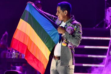 Grupo Firme CDMX: Jhonny Caz ondea la bandera LGBTI+