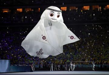 La mascota de Qatar 2022, La'eeb, durante la ceremonia de apertura.