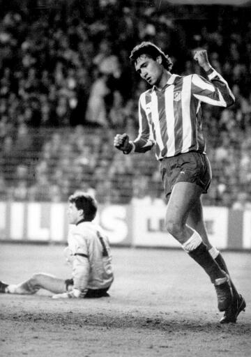 En 1986 fichó por el Atlético de Madrid, donde permaneció dos temporadas en las que anotó treinta y un goles.