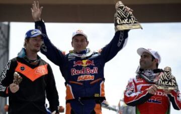 El piloto español de KTM, Marc Coma (c), primer puesto; el portugués de Honda, Paulo Goncalves (d), segundo, y el australiano de KTM, Toby Price (i), tercero, festejan su victoria en la categoría de motos tras la última etapa en el Rally Dakar 2015 hoy, sábado 17 de enero de 2015, entre las localidades de Rosario y Buenos Aires, Argentina. El Dakar 2015 finalizó hoy tras disputarse desde el 3 y el 17 de enero entre Argentina, Chile y Bolivia.