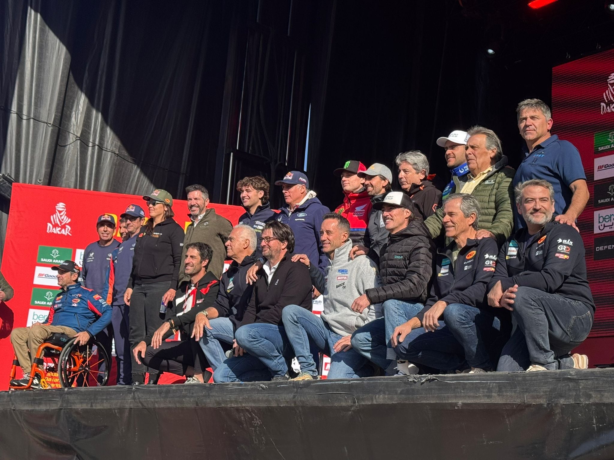 Foto de familia de la presentación del Dakar en Barcelona.