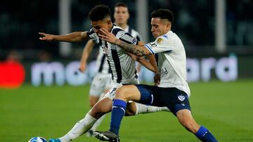 Talleres de Cordoba's Colombian Diego Valoyes (L) and Velez Sarsfield's Francisco Ortega vie for the ball during their Copa Libertadores football tournament quarterfinals all-Argentine second leg match at the Mario Kempes stadium in Cordoba, Argentina, on August 10, 2022. (Photo by Diego Lima / AFP)