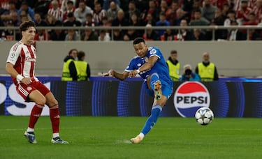 1-3. Balón largo a la espalda de la defensa del Olympiacos que encuentra a Kylian Mbappé y en  
el mano mano con Kostas Tzolakis anota el tercero.