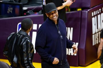 Rich Paul y Denzel Washington hablando durante el Lakers - Thunder.