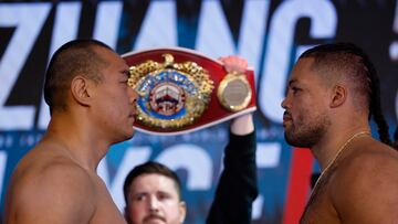 Zhilei Zhang y Joe Joyce durante el pesaje previo al combate.