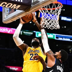 El Rey emerge en la locura