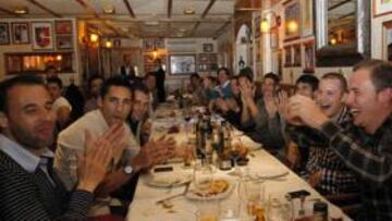 <b>EN CASA JUAN. </b>La plantilla del Alcorcón, durante la cena que tuvo lugar en el restaurante.