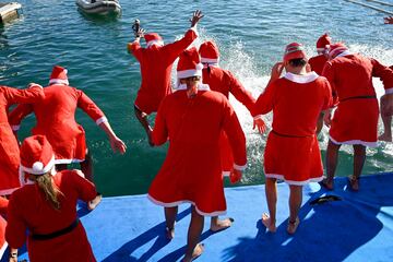 Varios nadadores disfrazados con motivos Navideños participan de la 113ª Edición de la Copa Nadal, una de las pruebas de natación mas antiguas de Europa ya que se celebra desde 1907.