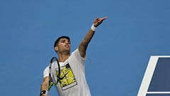 Carlos Alcaraz saca durante un entrenamiento en el China Open.