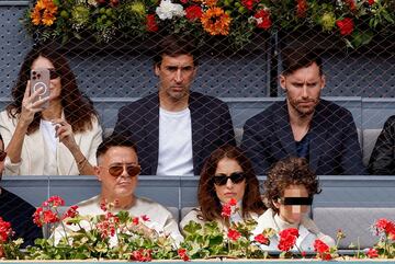 El jugador del Real Madrid de baloncesto, Rudy Fernández , el entrenador del Castilla y exfutbolista, Raúl González y el cantante Alejandro Sanz asisten al partido entre Rafa Nadal y el argentino Pedro Cachín del Mutua Madrid Open.