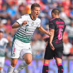 Furch le da el triunfo a Santos contra un Querétaro en crisis