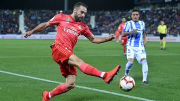 Carvajal centra un balón en Butarque