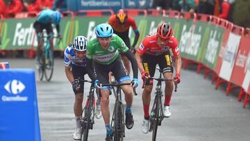 Team Israel Academy rider Ireland's Daniel Martin (C) wins the 3rd stage of the 2020 La Vuelta cycling tour of Spain, a 166,1 km race from Lodosa to La Laguna Negra - Vinuesa on October 22, 2020. (Photo by ANDER GILLENEA / AFP)