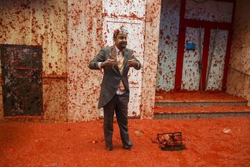 BUNOL, SPAIN - AUGUST 30: A reveller pose for photographers as he enjoys the atmosphere in tomato pulp while participating the annual Tomatina festival on August 30, 2017 in Bunol, Spain. An estimated 22,000 people threw 150 tons of ripe tomatoes in the world's biggest tomato fight held annually in this Spanish Mediterranean town. (Photo by Pablo Blazquez Dominguez/Getty Images)