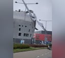 Aterradoras imágenes desde Holanda: se desprende parte del techo de un estadio por el viento