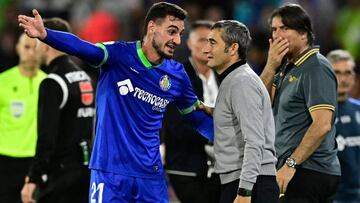 Getafe's Spanish defender Juan Iglesias (L) speaks with Athletic Bilbao's Spanish coach Ernesto Valverde during the Spanish League football match between Getafe CF and Athletic Club Bilbao at the Col. Alfonso Perez stadium in Getafe on October 18, 2022. (Photo by JAVIER SORIANO / AFP) (Photo by JAVIER SORIANO/AFP via Getty Images)