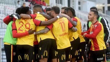 Lens&#039;s players celebrate after scoring during the French L1 football match between Lens (RC) and Nimes (ON) at the Bollaert Stadium in Lens, on April 25, 2021. (Photo by FRANCOIS LO PRESTI / AFP)