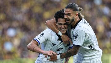AME4681. MONTEVIDEO (URUGUAY), 16/12/2023.- Rubén Bentacourt de Liverpool celebra hoy con su compañero Thiago Vecino (d) tras anotar contra Peñarol, durante la vuelta de la final del Campeonato Uruguayo, en el Estadio Campeón del Siglo en Montevideo (Uruguay). EFE/ Gastón Britos