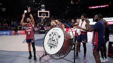 VITORIA, 18/01/2026.- Los jugadores del Baskonia celebran su clasificación para la Copa del Rey de baloncesto, tras el partido de la Liga Endesa que Baskonia y BAXI Manresa han disputado este domingo en el pabellón Fernando Buesa Arena, en Vitoria. EFE/Adrián Ruiz Hierro