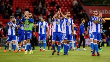 GRAF4037. Bilbao, 14/04/2018.- Los jugadores del Deportivo de la Coruña dedican a su afición la victoria a la finalización del encuentro correspondiente a la jornada 32 de primera división que han disputado esta noche frente At