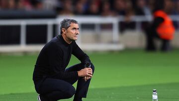 Ernesto Valverde observa el encuentro desde la banda.