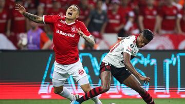 PORTO ALEGRE, BRAZIL - AUGUST 28: Bruno Henrique (R) of Flamengo struggles for the ball with Paolo Guerrero of Internacional during a match between Internacional and Flamengo as part of Copa CONMEBOL Libertadores 2019 at Beira Rio Stadium on August 28, 20