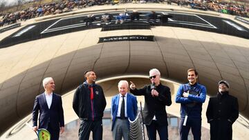 Nick Kyrgios, Rod Laver, John McEnroe y Roger Federer hablan durante un acto de la Laver Cup en la escultura Cloud Gate de Chicago.