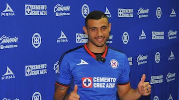 Cruz Azul's new signing Greek forward Giorgos GIakoumakis poses for pictures during his presentation in Mexico City on June 17, 2024. Giakoumakis, 29, will be the first Greek player to play in the first division of Mexican soccer. (Photo by Victor Cruz / AFP)