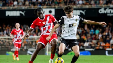 Randy Nteka y Javi Guerra pugnan por un balón durante el Valencia - Rayo Vallecano de la temporada 2024/25.