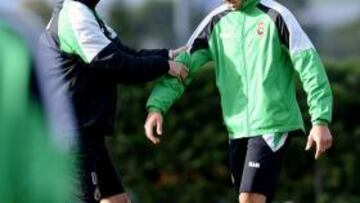 <b>A FONDO. </b>Los técnicos se emplearon ayer para explicar cómo llevar a cabo la presión en campo rival.