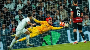 El portero del RCD Mallorca, Leo Román, en una acción contra el Real Madrid en el Bernabéu.