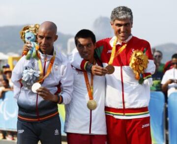 Abderrahman Ait Khamouch (izquierda), posa en el podio con la medalla de plata. 