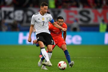 Germany's midfielder Julian Draxler (L) vies with Chile's defender Mauricio Isla during the 2017 Confederations Cup group B football match between Germany and Chile at the Kazan Arena Stadium in Kazan on June 22, 2017. / AFP PHOTO / Yuri CORTEZ