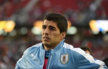 Luis Suárez lamenta no poder jugar.