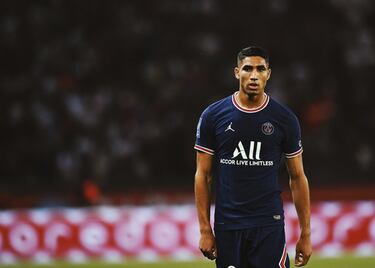 A comienzo de curso fue el único fichaje luminoso del titánico verano del PSG. Wijnaldum, Ramos, Messi, Donnarumma... Faltaba brillo y, en algún caso, minutaje. No era el caso de Achraf. Puñal imparable en el amanecer de la temporada. Un gol y dos asistencias en las cuatro primeras jornadas de Ligue 1. Un doblete al Metz en la séptima. Hasta que poco a poco fue perdiendo gas. No ayuda la inestabilidad defensiva general del equipo, de la cual se quejó, pero la banda ha dejado de ser su autopista particular y tras su arranque explosivo solamente ha podido entregar una asistencia más. No pocas son las voces que abogan por un cambio de esquema por parte de Pochettino. Utilizar tres centrales cuando Ramos esté a tope para dar vuelo al hispanomarroquí y Nuno Mendes, otro fichaje que no explota, en las bandas. En el Inter y el Dortmund triunfó así, quizá sea el trampolín necesario para recuperar propulsión.