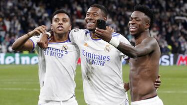 Rodrygo, Alaba y Vinicius celebran la victoria contra el PSG en los octavos de final de la Champions.