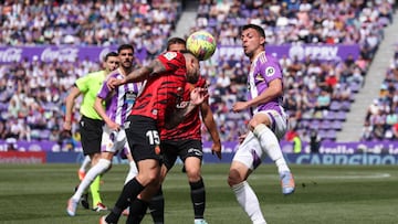 VALLADOLID, SPAIN - APRIL 09: Pablo Maffeo of RCD Mallorca headers the ball as they battle for possession with Oscar Plano of Real Valladolid CF during the LaLiga Santander match between Real Valladolid CF and RCD Mallorca at Estadio Municipal Jose Zorrilla on April 09, 2023 in Valladolid, Spain. (Photo by Gonzalo Arroyo Moreno/Getty Images)